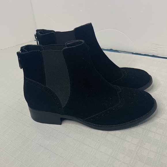 ADRIENNE VITTADINI AV- Bolte ankel booties with Brogueing NWOT - Picture 2 of 10